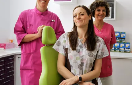 Photographe d'entreprise. Portrait d'une orthodontiste à son cabinet pour son site Internet