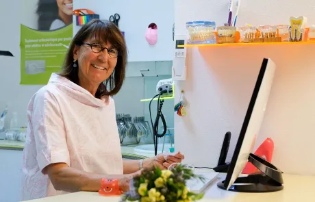Photographe d'entreprise. Portrait d'une orthodontiste à son cabinet pour son site Internet